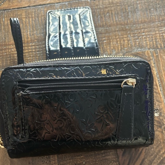 Kenneth Cole Reaction NWT  Black Patent Leather Wristlet - Picture 10 of 12